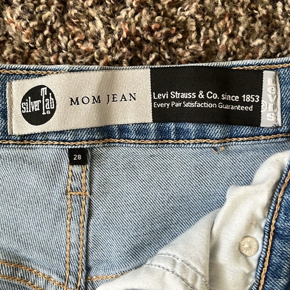 NWOT Levi Strauss Silver Tab Distressed Mom Jean, Size 28, Medium Wash Denim - Picture 13 of 15